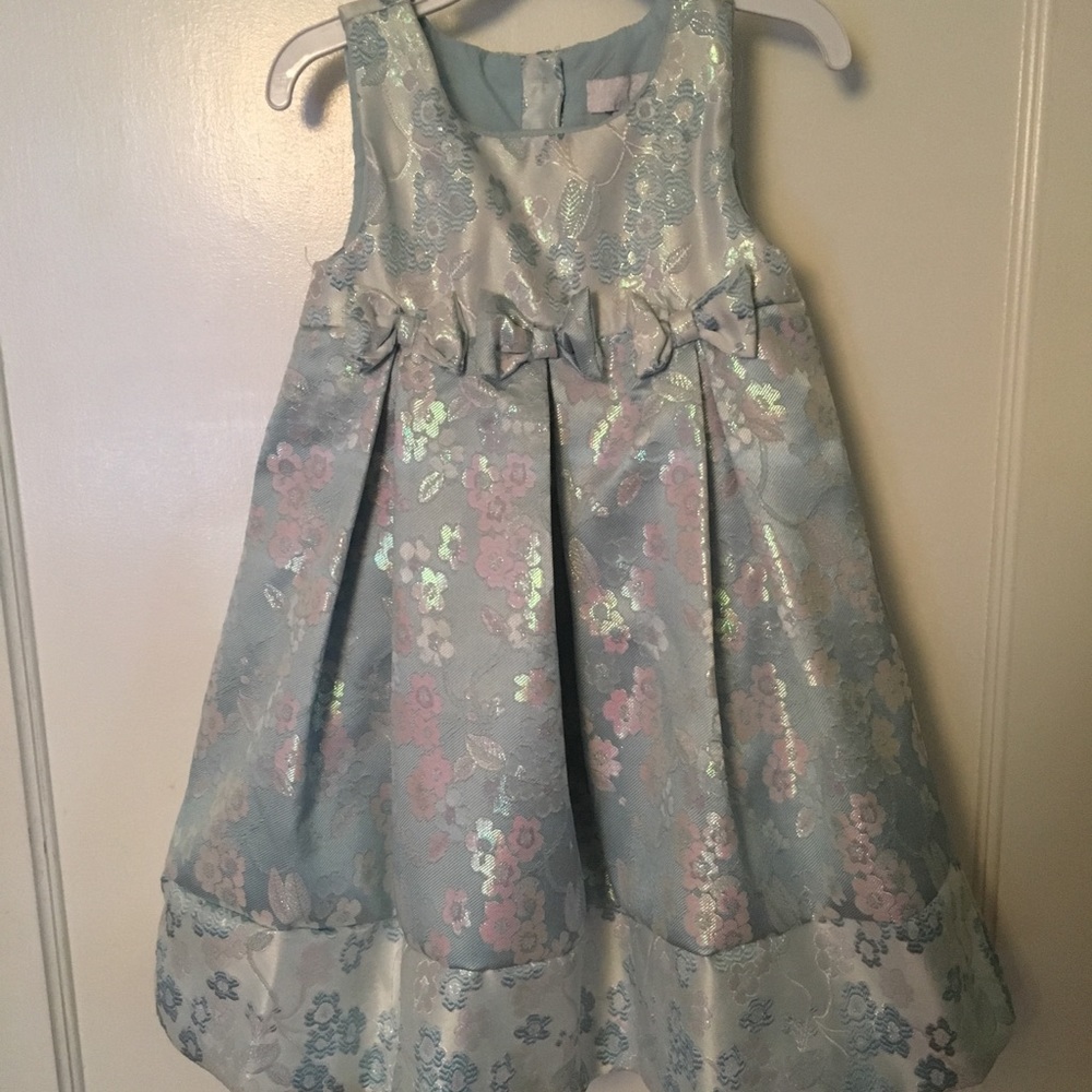 Beautiful party dress!